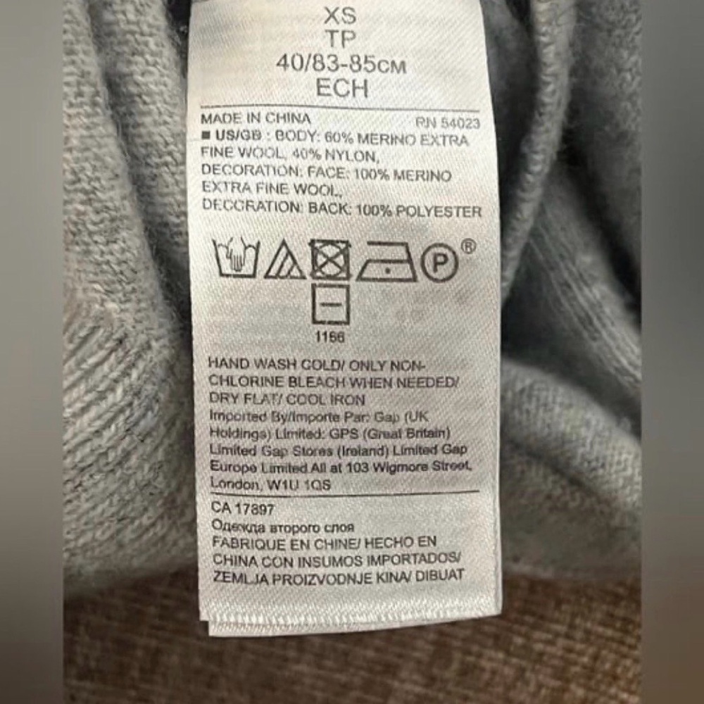 Banana Republic Gray Sweater with Red Print - Picture 4 of 4